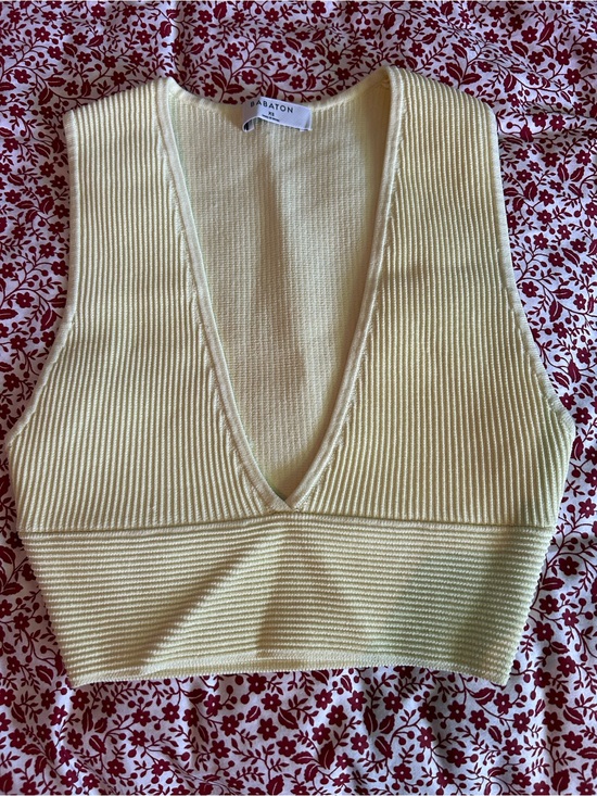 Aritzia Tops - Aritzia crop top 💛